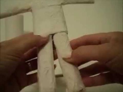 Muñeco de tubos de papel higienico, con cartapesta.