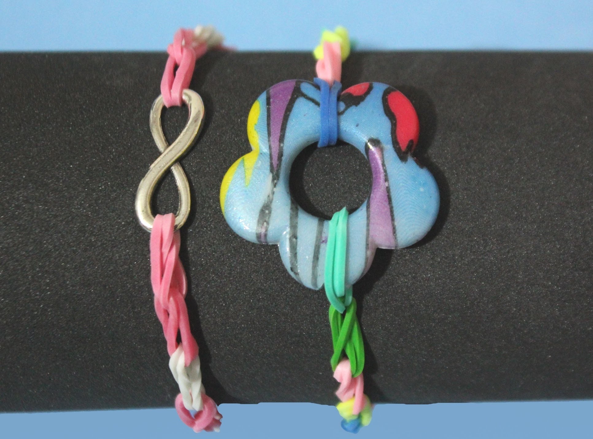 Pulsera de ligas o gomitas con abalorios. Rainbow Loom bracelet