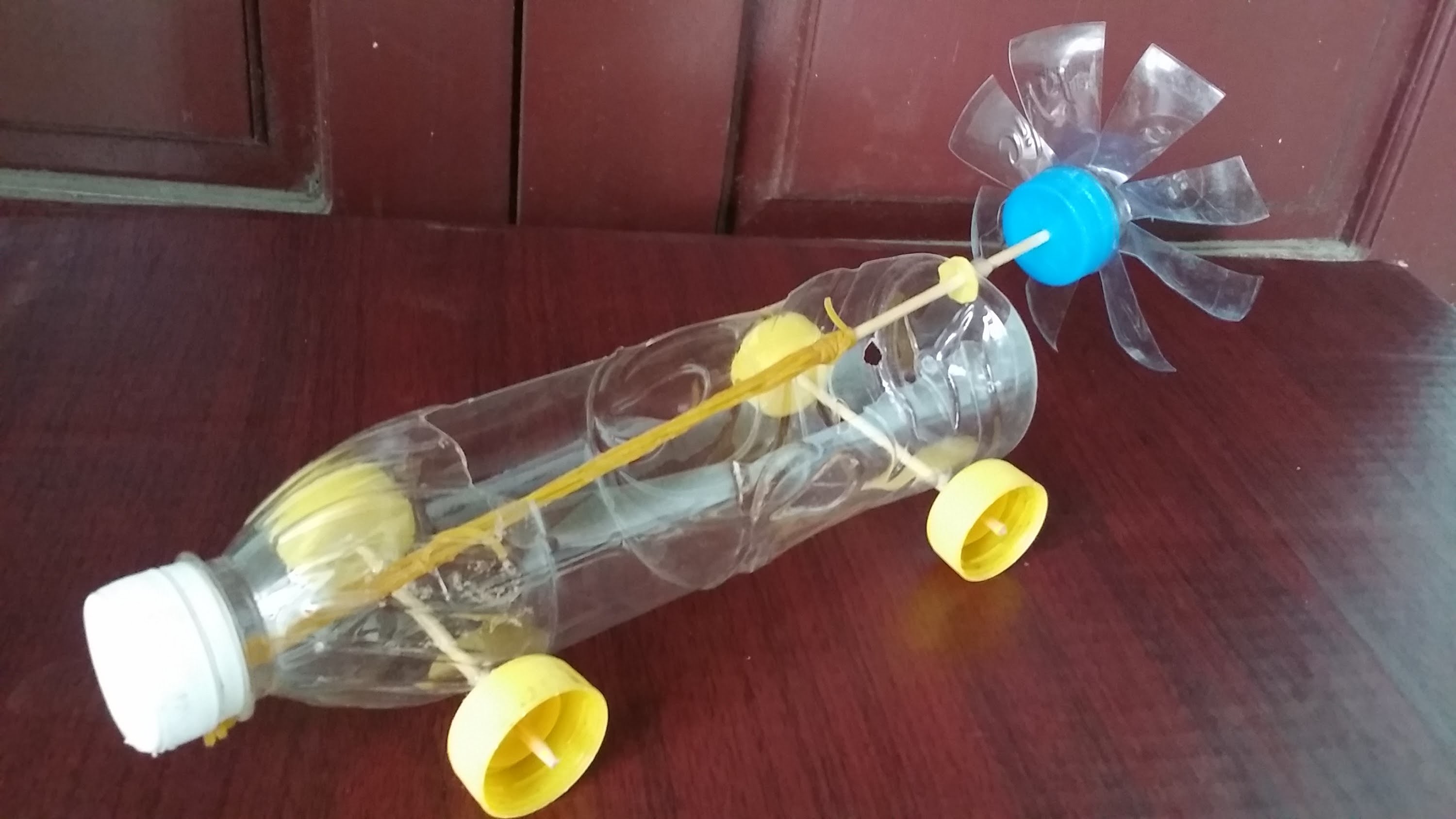 Cómo hacer un coche con botellas de plástico | Banda elástica coche accionado