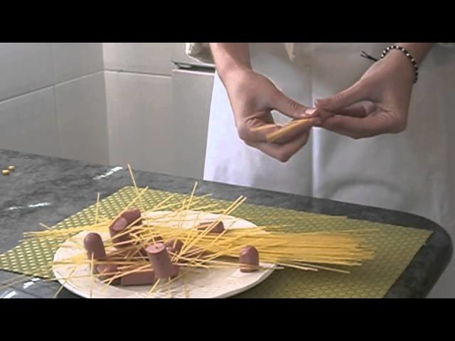 Cómo hacer espaguetis decorados con salchichas | facilisimo.com