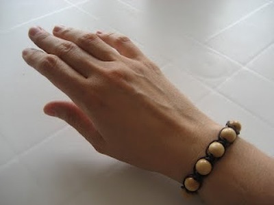 Cómo hacer una pulsera de macramé y cuentas. How to make a beaded wrap bracelet