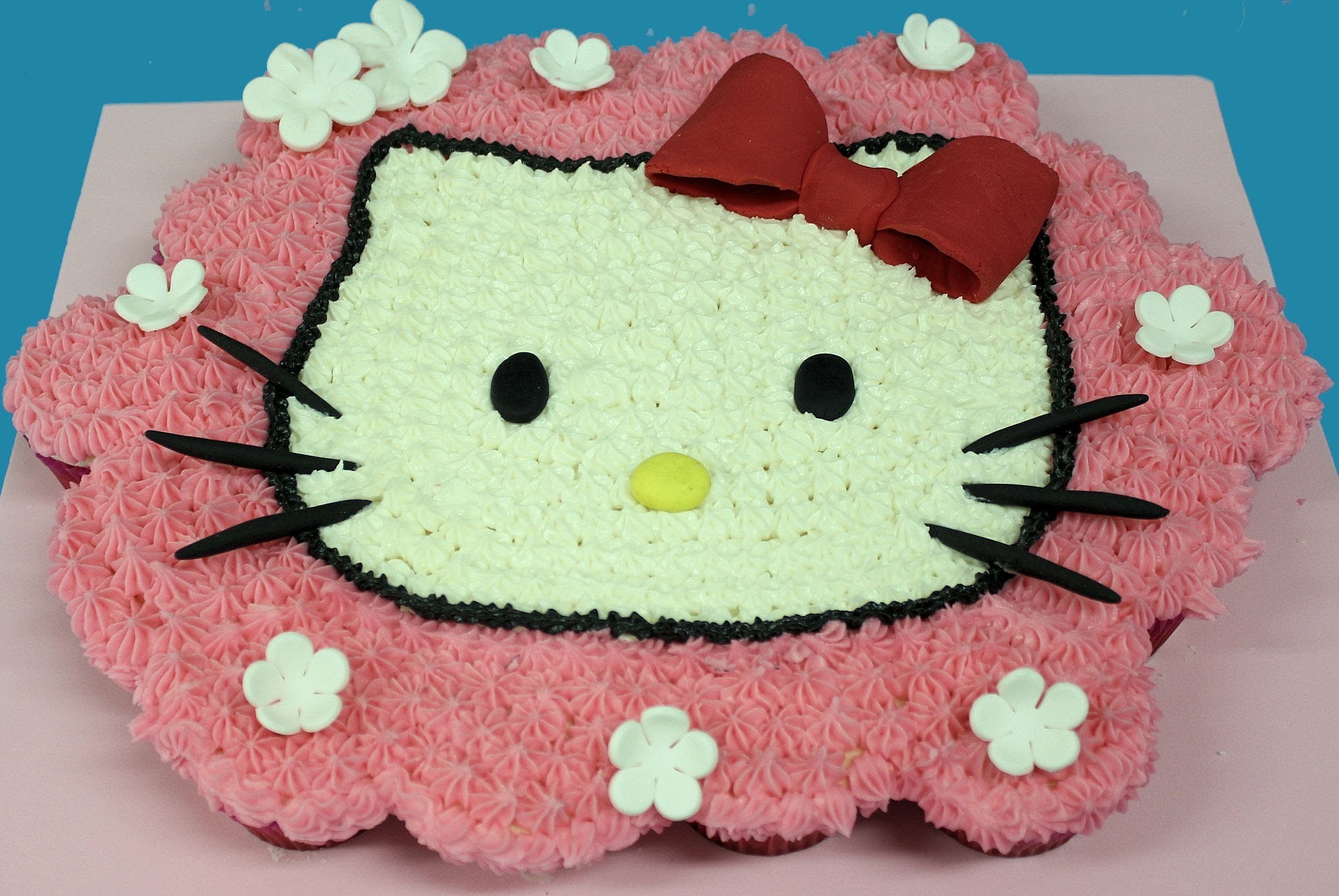 Hello kitty con quequitos o cupcakes. Hello kitty cupcake cake