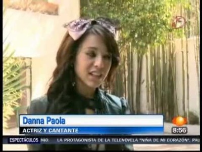 Danna paola muestra su invitacion de XV años