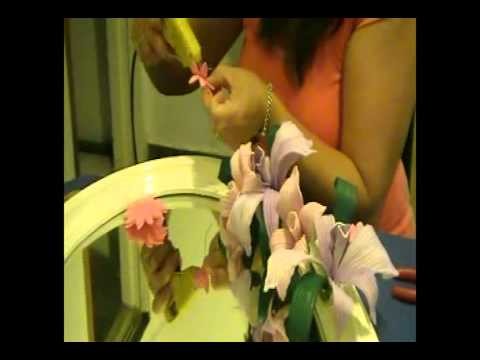 Un espejo decorado con orquideas en goma eva