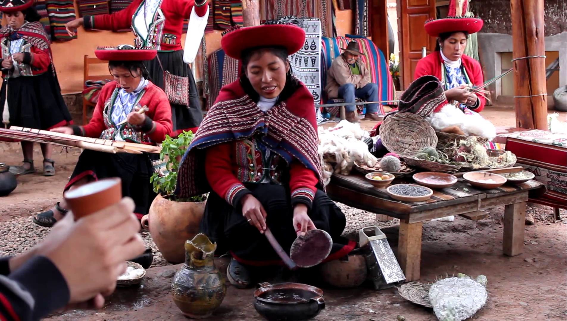 Demostración de cómo se trabaja la lana de oveja (Chinchero- Cusco)