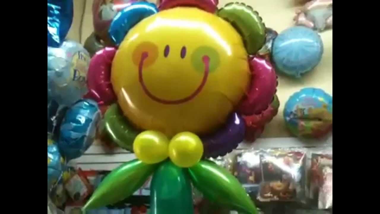 Una flor gigante con globos