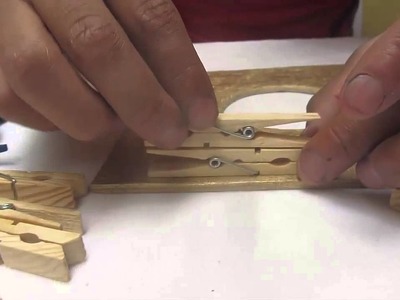 Como hacer una lampara a bace de ganchos de madera