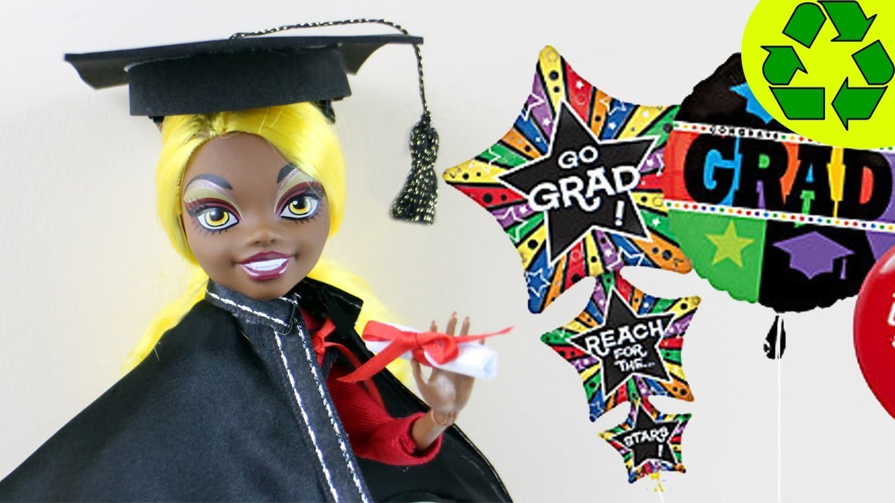 Manualidades para muñecas: Haz un diploma de la graduación, birrete y toga para tu muñecas