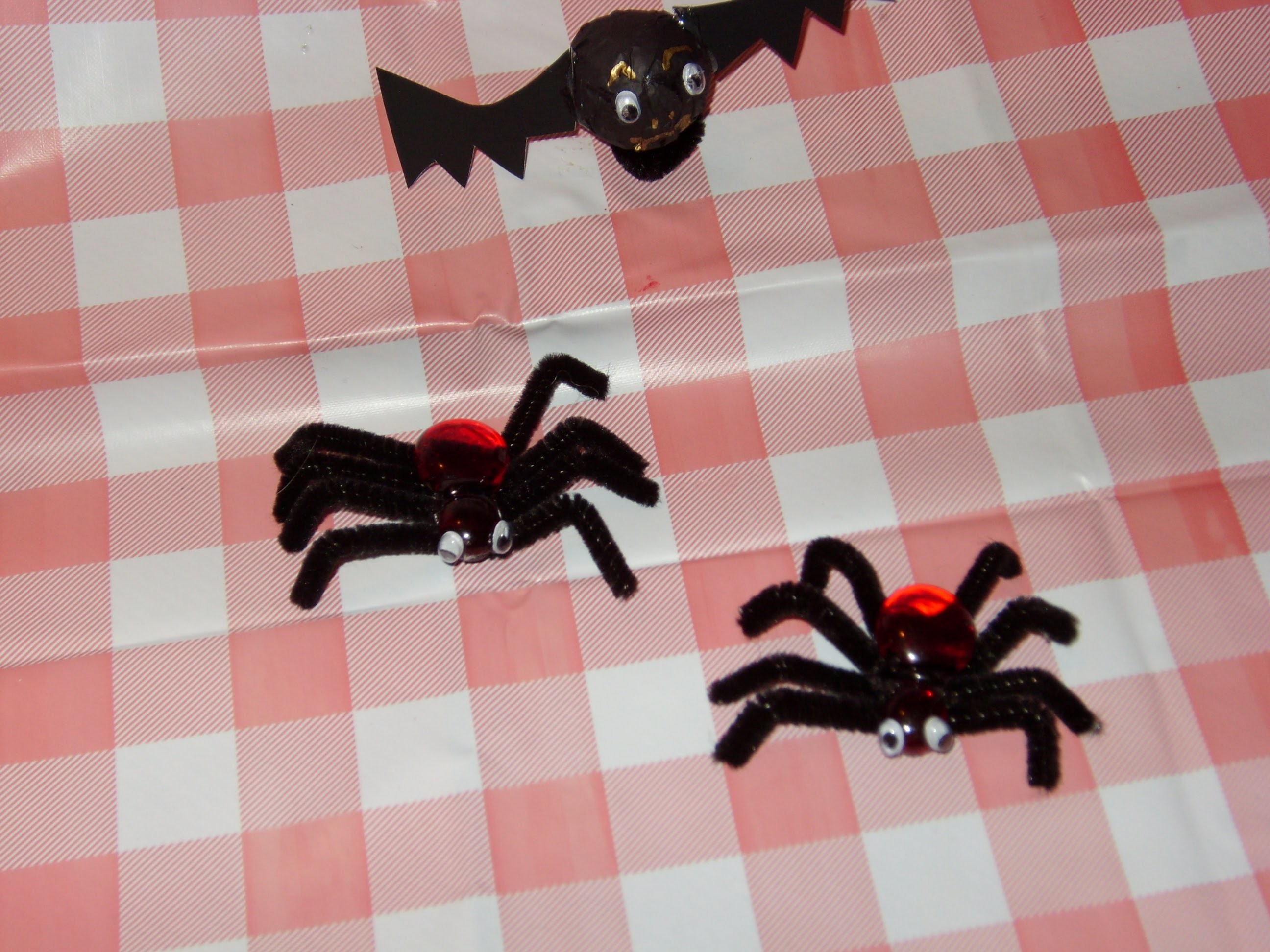 DIY Halloween Arañas peludas