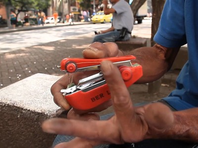 Tecnología de calle: máquina de coser portatil