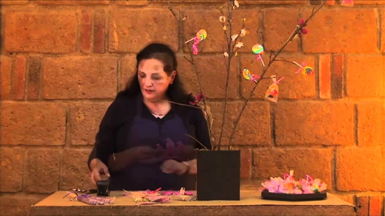 Cómo hacer un arreglo en forma de árbol con paletas para fiesta de princesa
