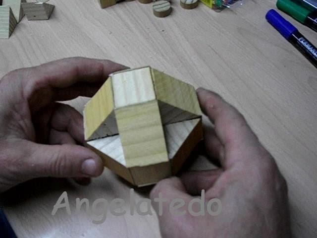 Puzzle de madera, poliedro de triángulos de madera y cuadrados (proyecto)
