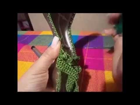 Zapatilla tejida en crochet tricolor