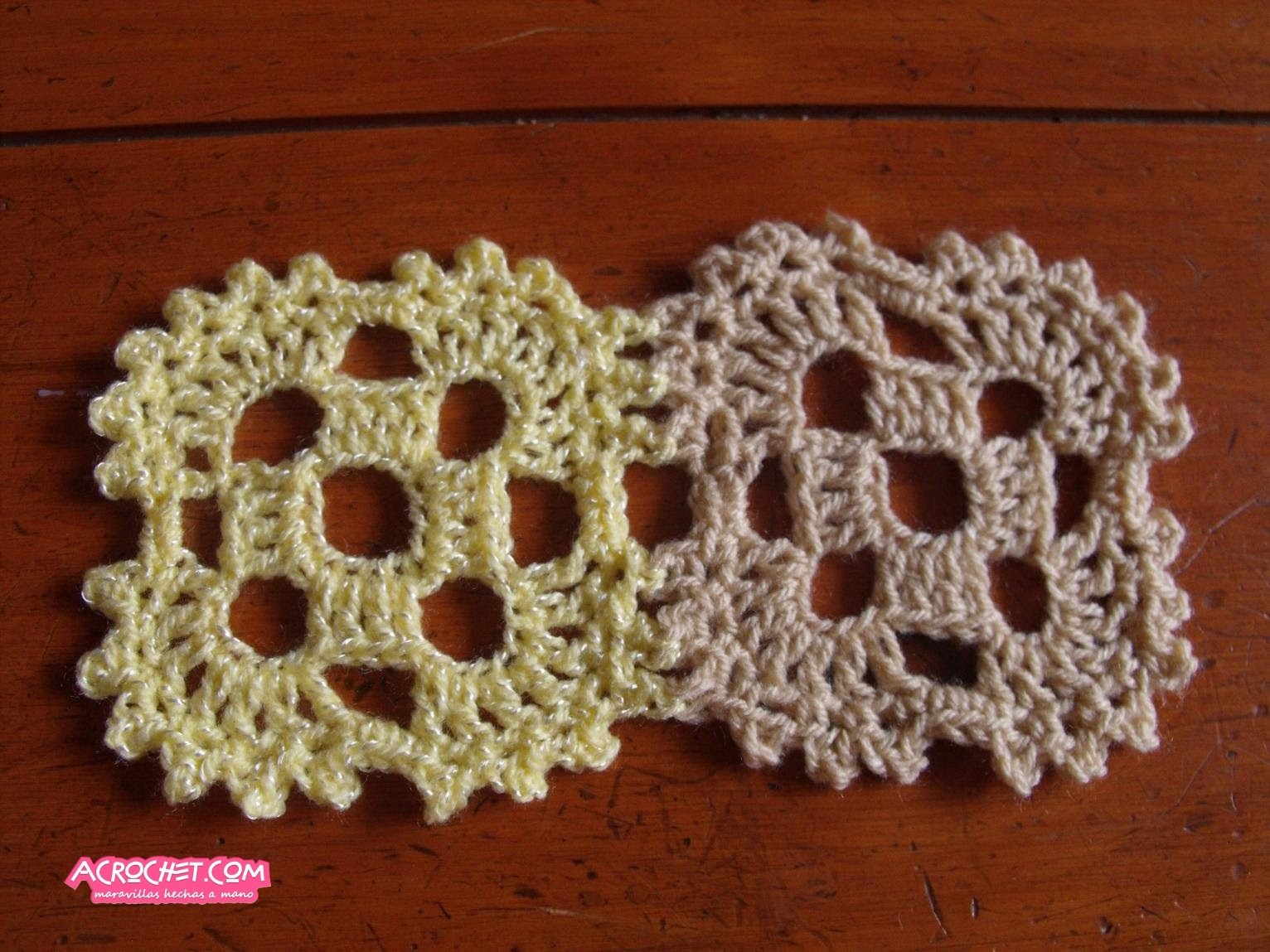 Union de dos aplicaciones cuadradas con picot hechas a crochet
