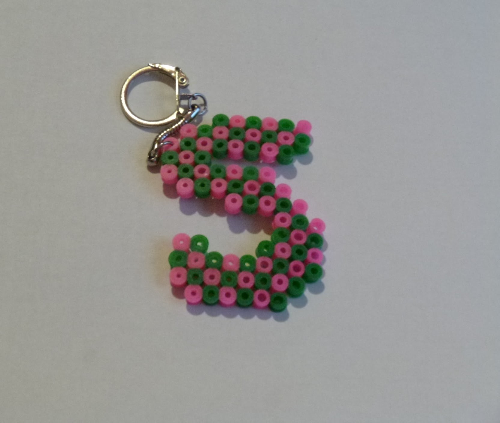 Como hacer un llavero con hama beads letra S  Petición DIY