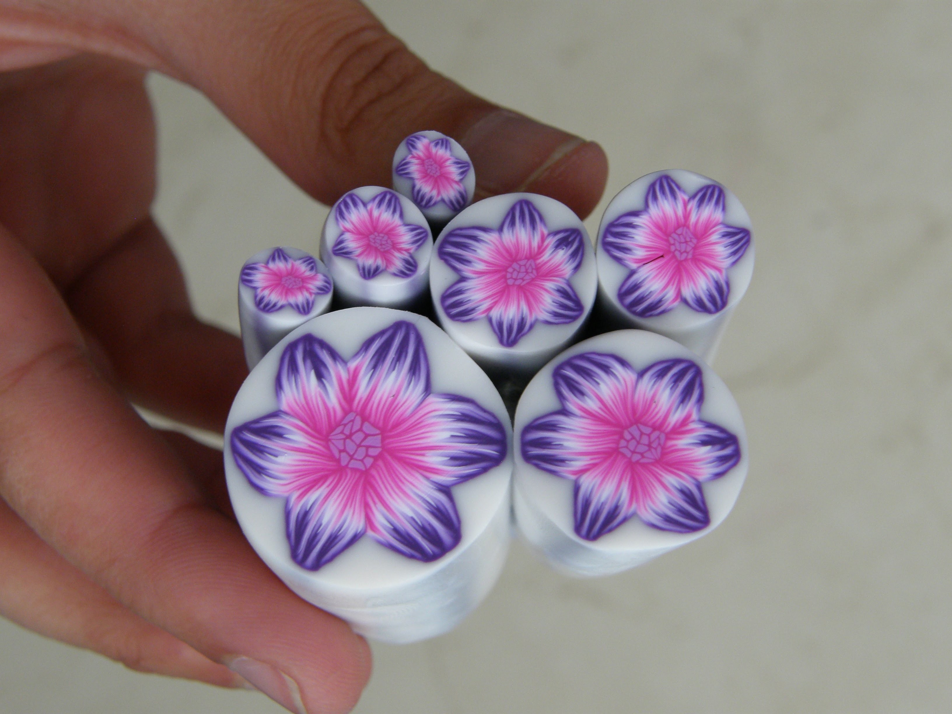 Murrina flor fucsia y violeta en arcilla polimérica - Polymer clay fuchsia cane