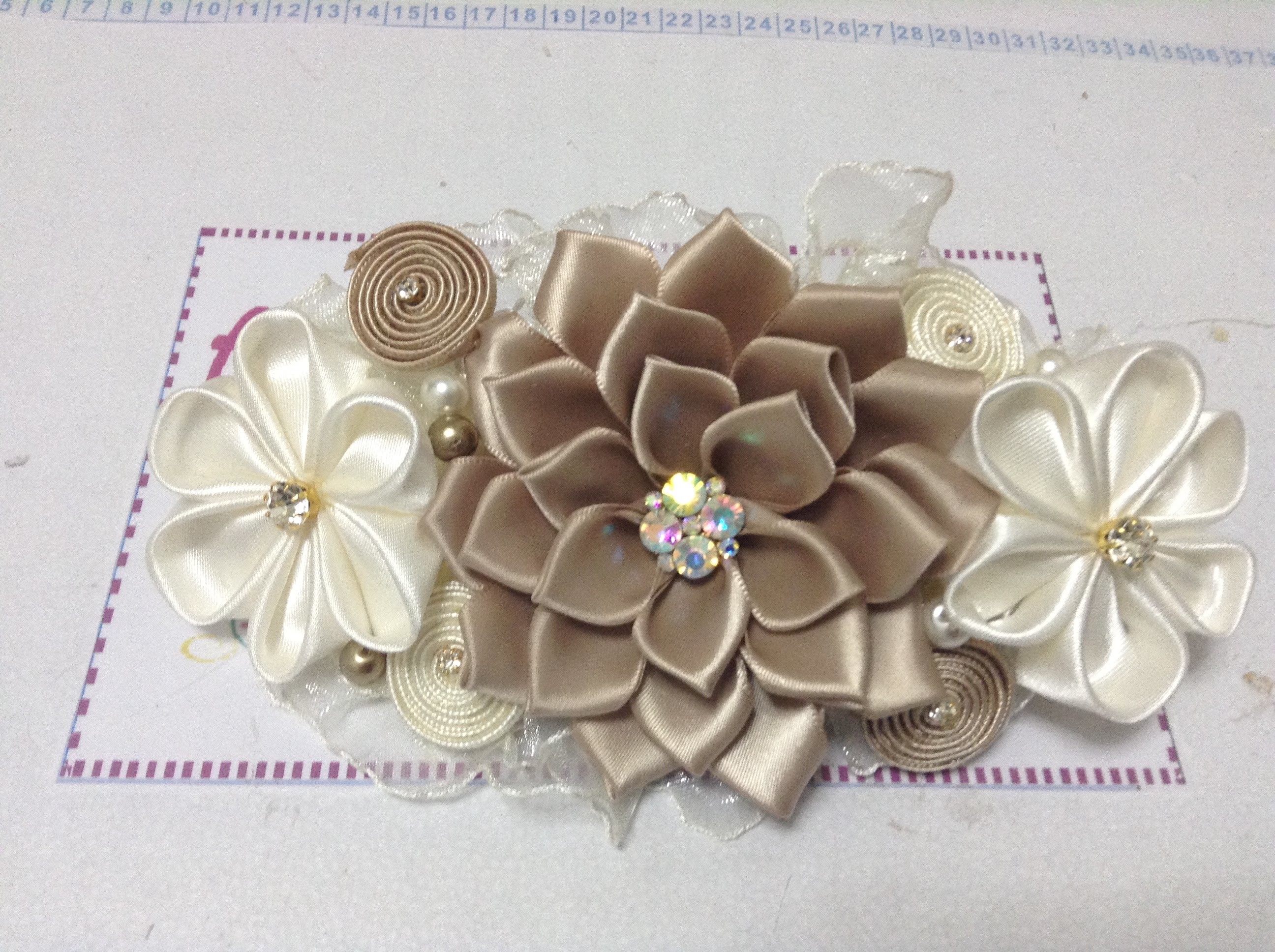 Como hacer una tiara de bautizo con flores kanzashi