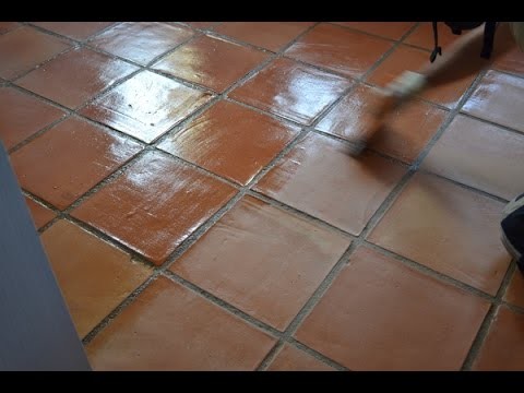 Como renovar el tratamiento de un suelo de barro cocido - método manual