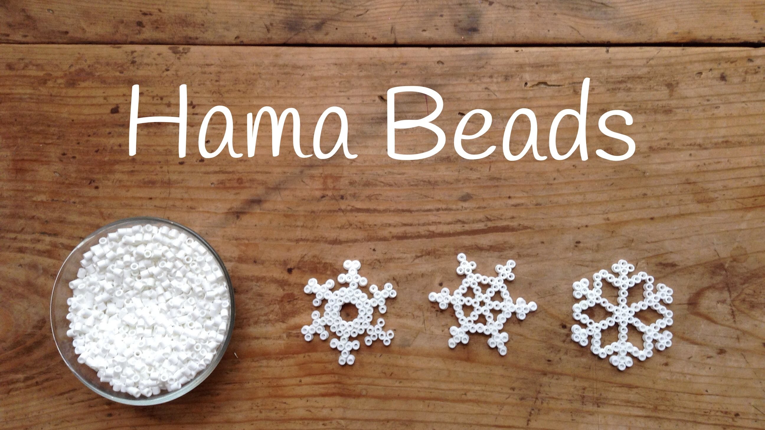 Copos de nieve hechos con hama beads para Navidad