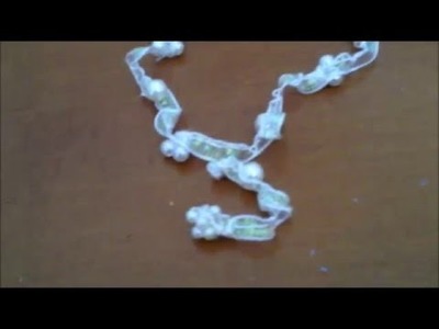 Collar DIY hecho a mano con cinta y perlas.