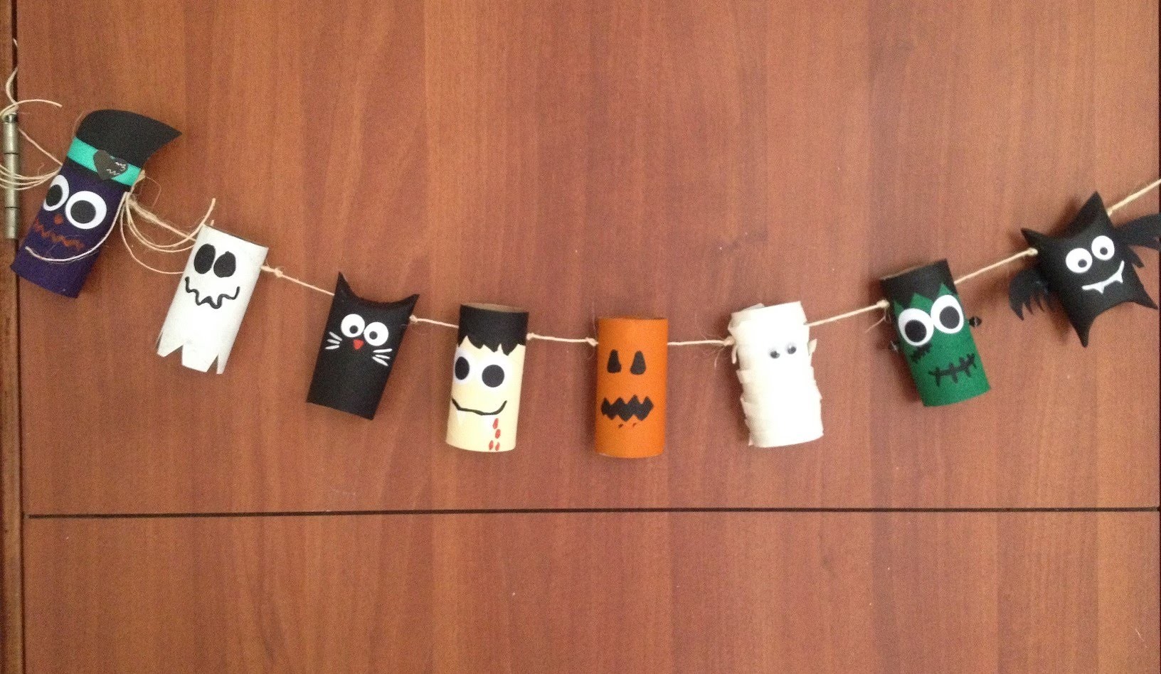 Especial de halloween: banner con rollos.tubos de papel reciclados para decorar la puerta DIY