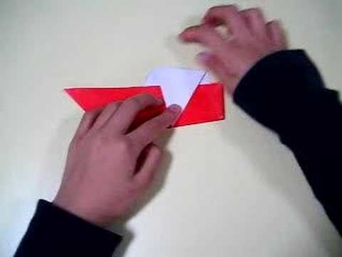 Perrito encima del barco en origami