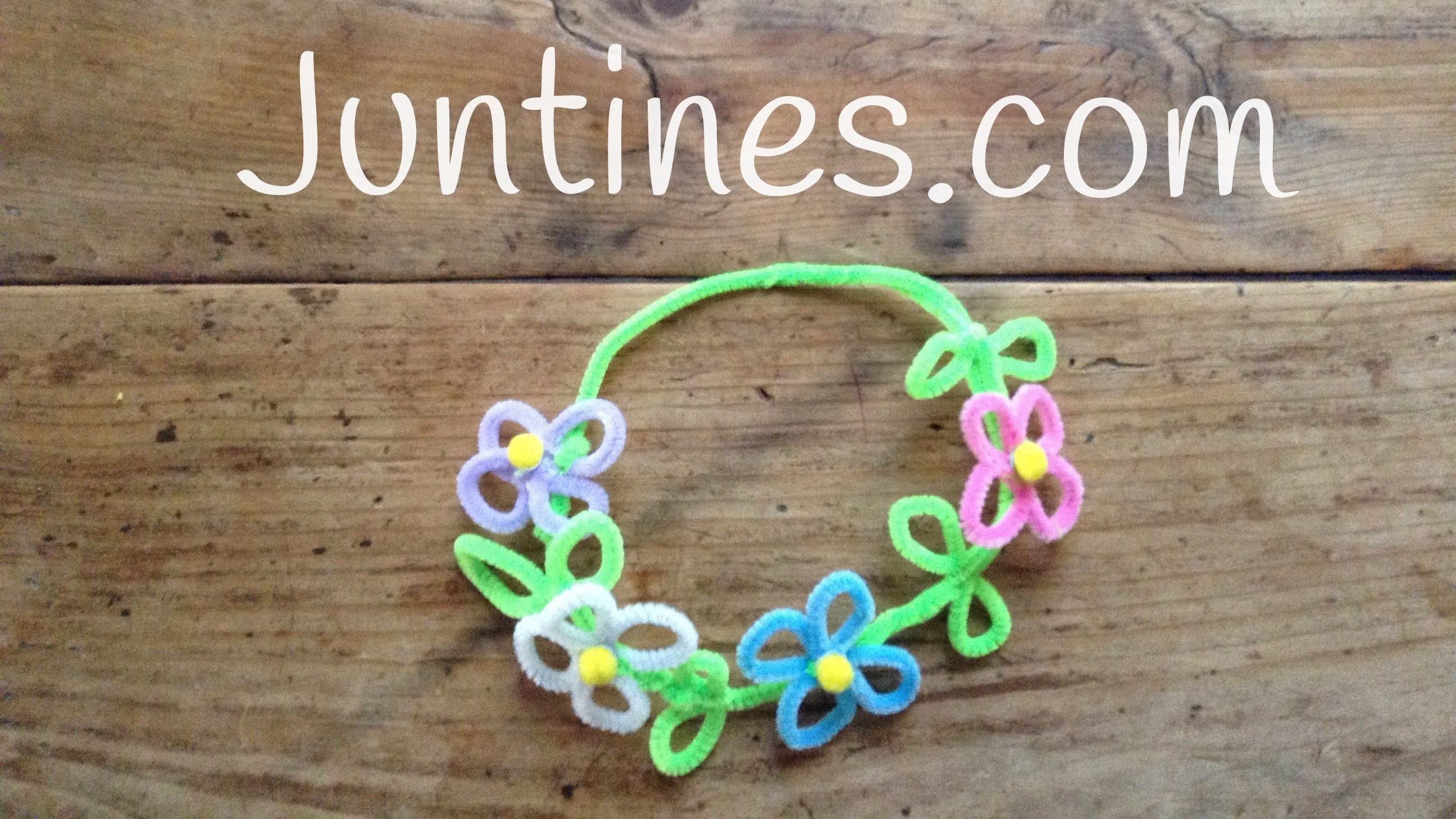 Corona de flores con limpiapipas para niños