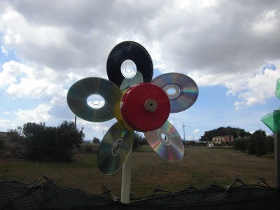 Nuevo molinillo de viento con cd y bote de plástico (reciclando)
