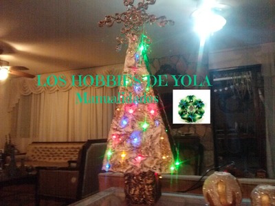 Pinito navideño iluminado de periódico y cartón. Lighted  Christmas tree
