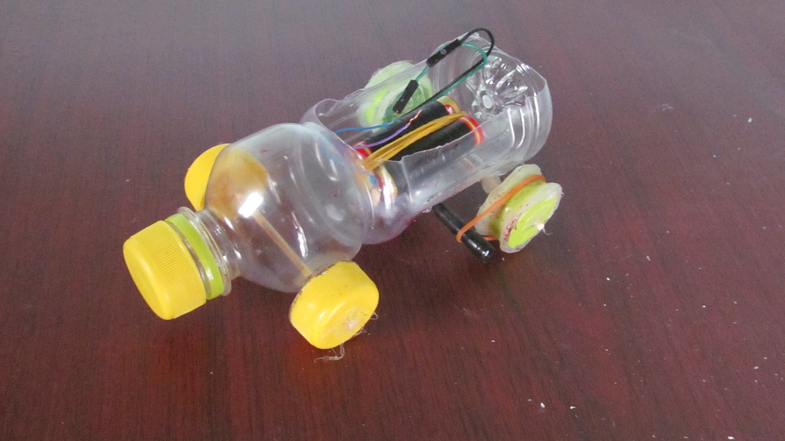 Cómo hacer un coche con botella de plástico  - Coche de juguete