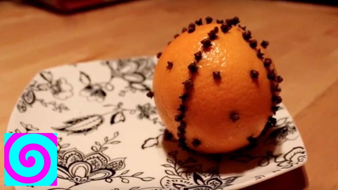 Decoraciones Navideñas: Naranjas con Clavos de Olor