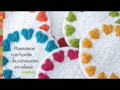 Corazones en relieve en el borde: posavasos redondos tejidos a crochet