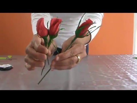 Botón de rosas de papel crepe