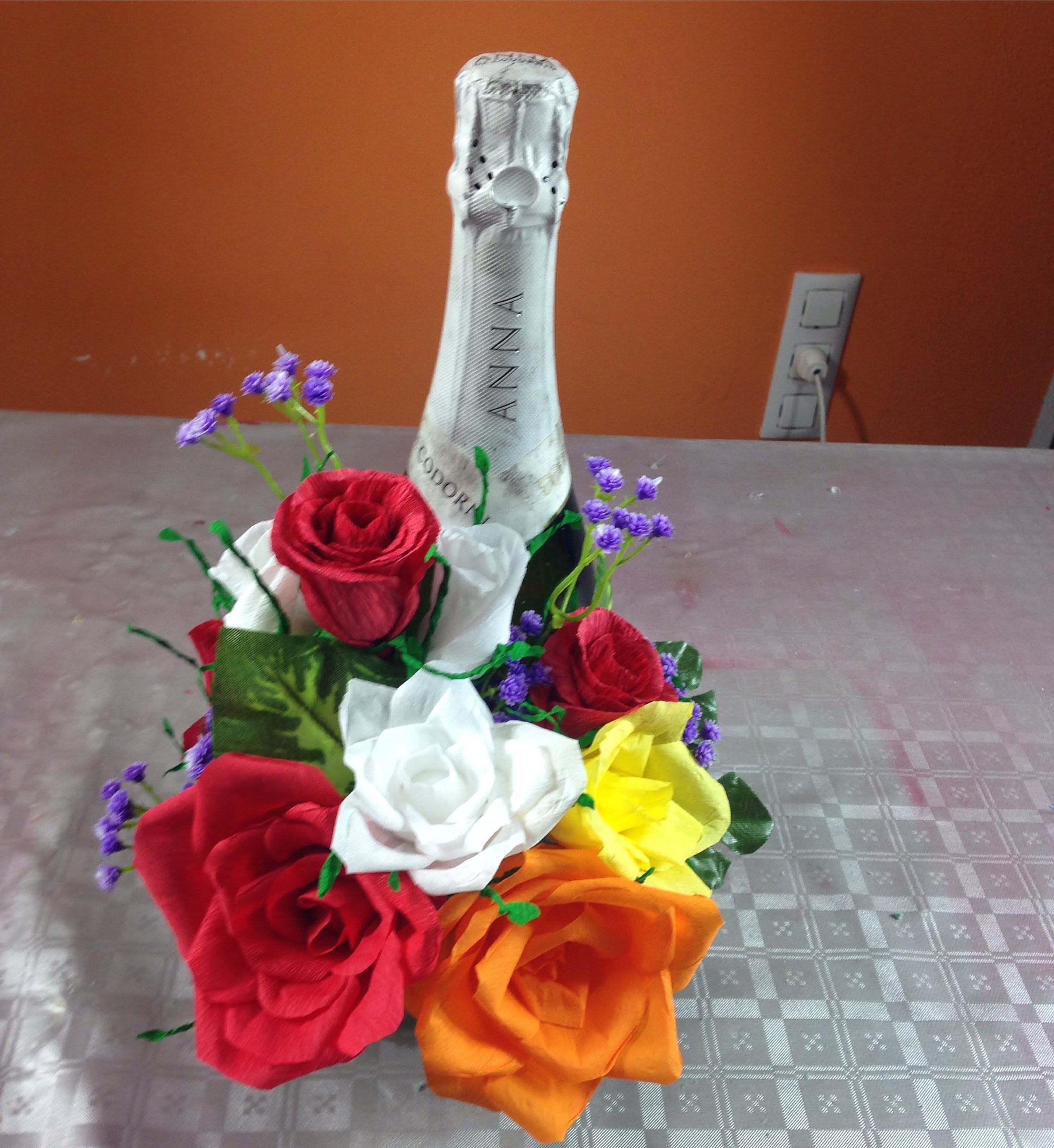 Decoración botella con rosas y pétalos de papel crepe Decoration bottle roses of paper crepe