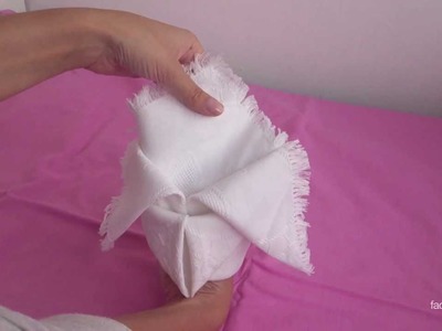 Doblar servilletas con forma de flor de lis  | facilisimo.com