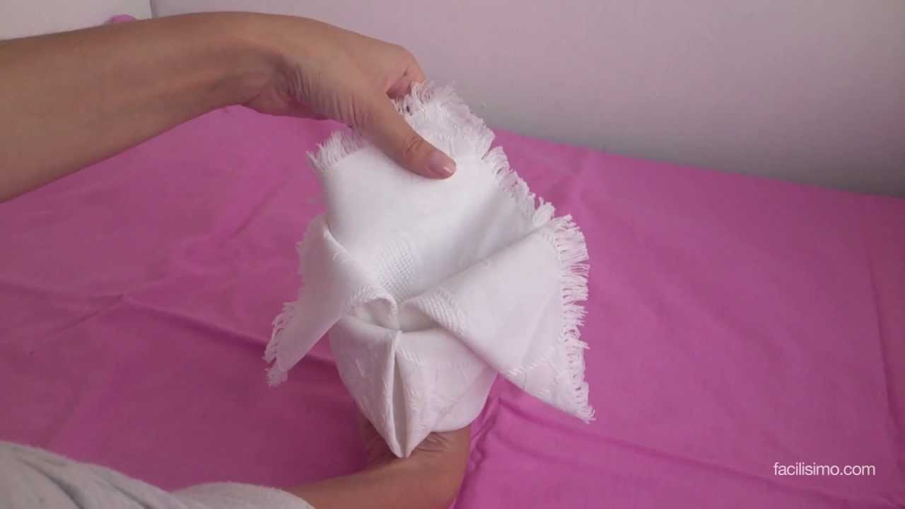 Doblar servilletas con forma de flor de lis  | facilisimo.com