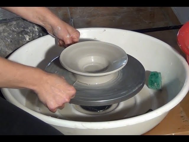 Cómo quitar una pieza de cerámica de un torno