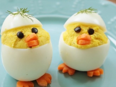 Huevos rellenos en forma de "pollitos"