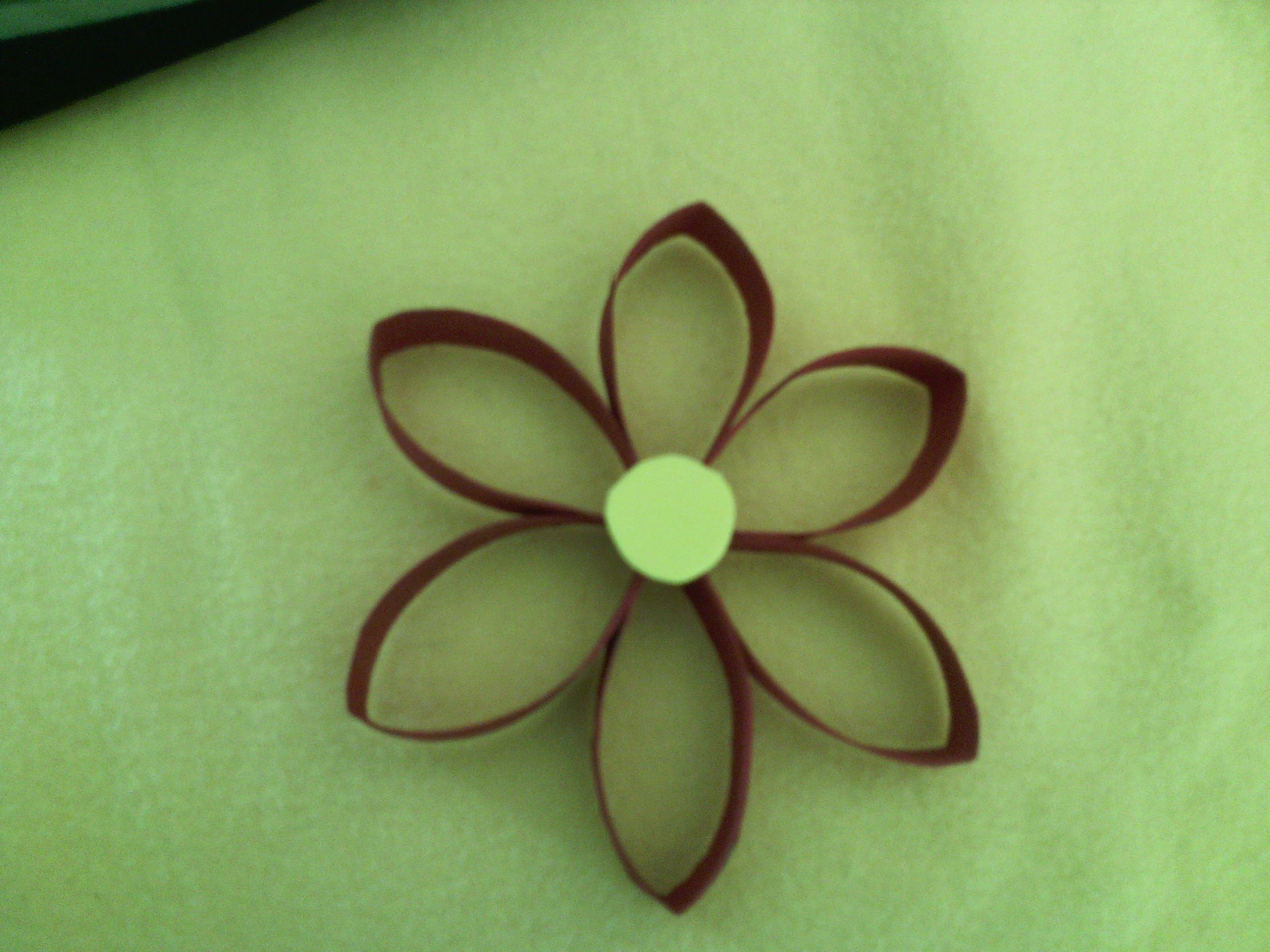 Flor elaborada con un rollo de papel - manualidades con rollo de papel