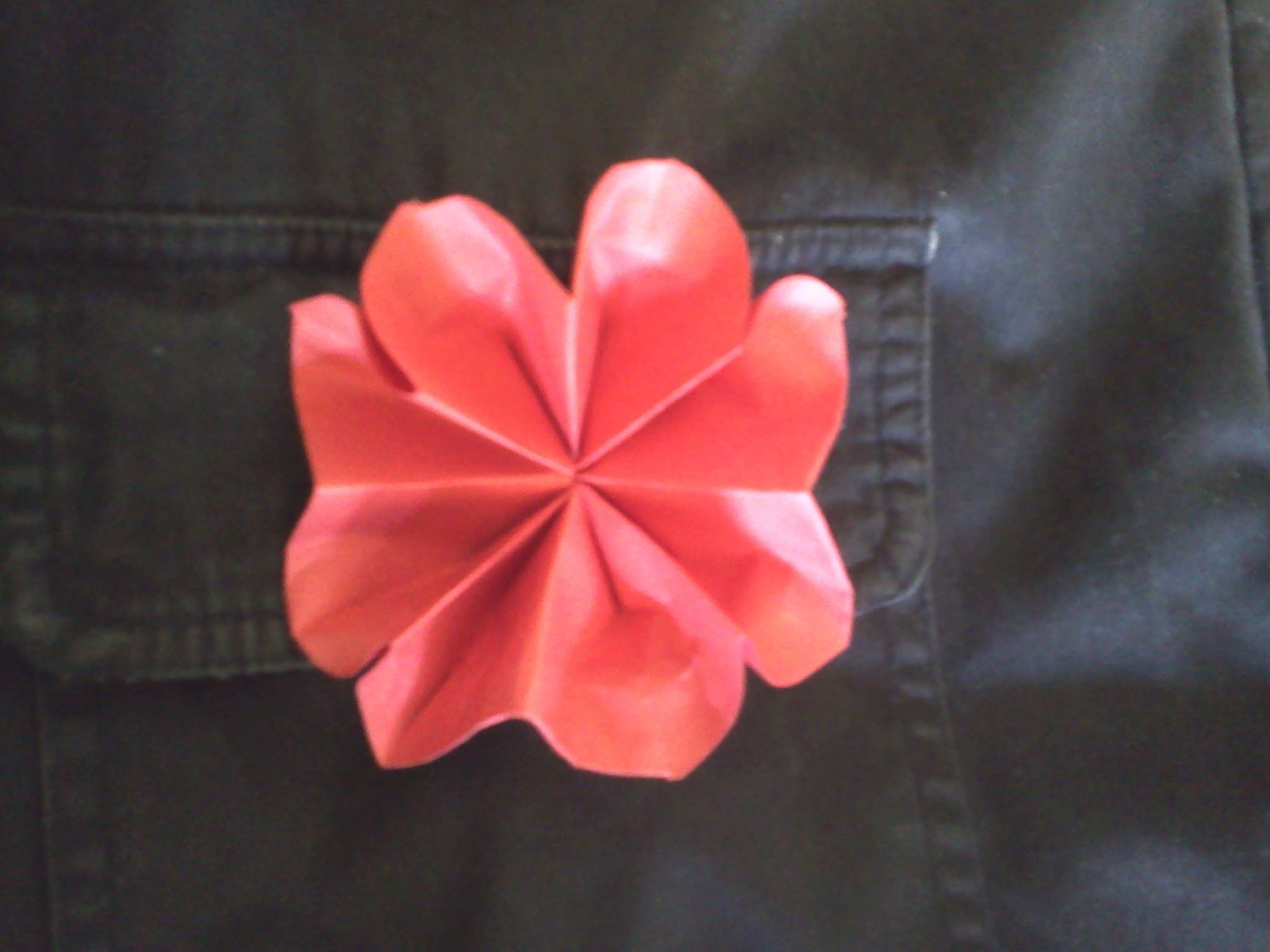 How to make an origami flower brooch - Como hacer una flor para usar como broche de papel