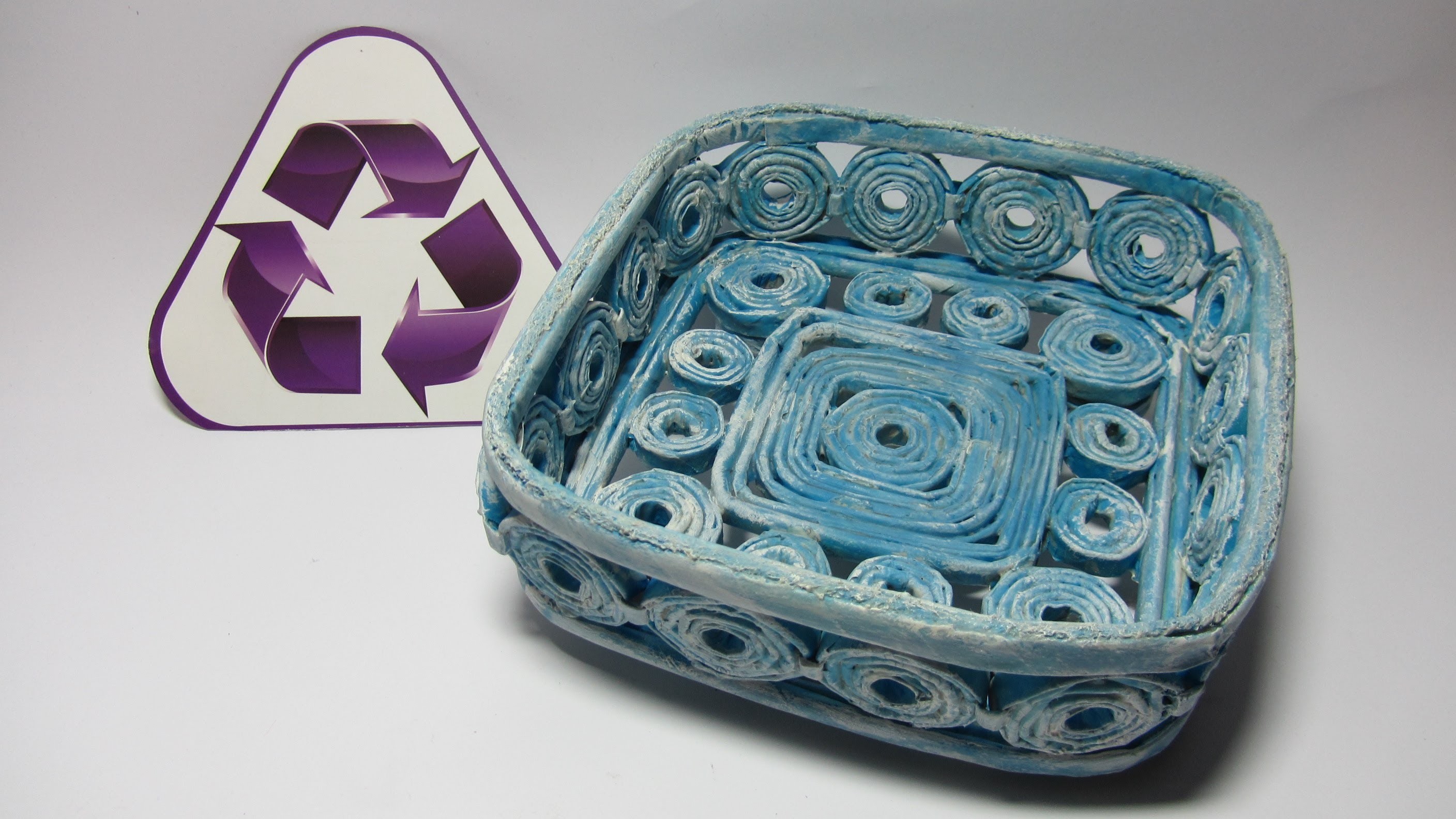 Reciclaje: Cesta cuadrada hecha con periodicos. Basket made with newspapers