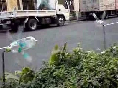 Japon Tokio - molinos viento con botellas