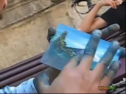 Artista callejero pinturas en un minuto con los dedos