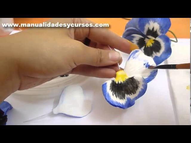 Como pintar un pensamiento en goma eva paso a paso.how to paint eva foam pansy flower