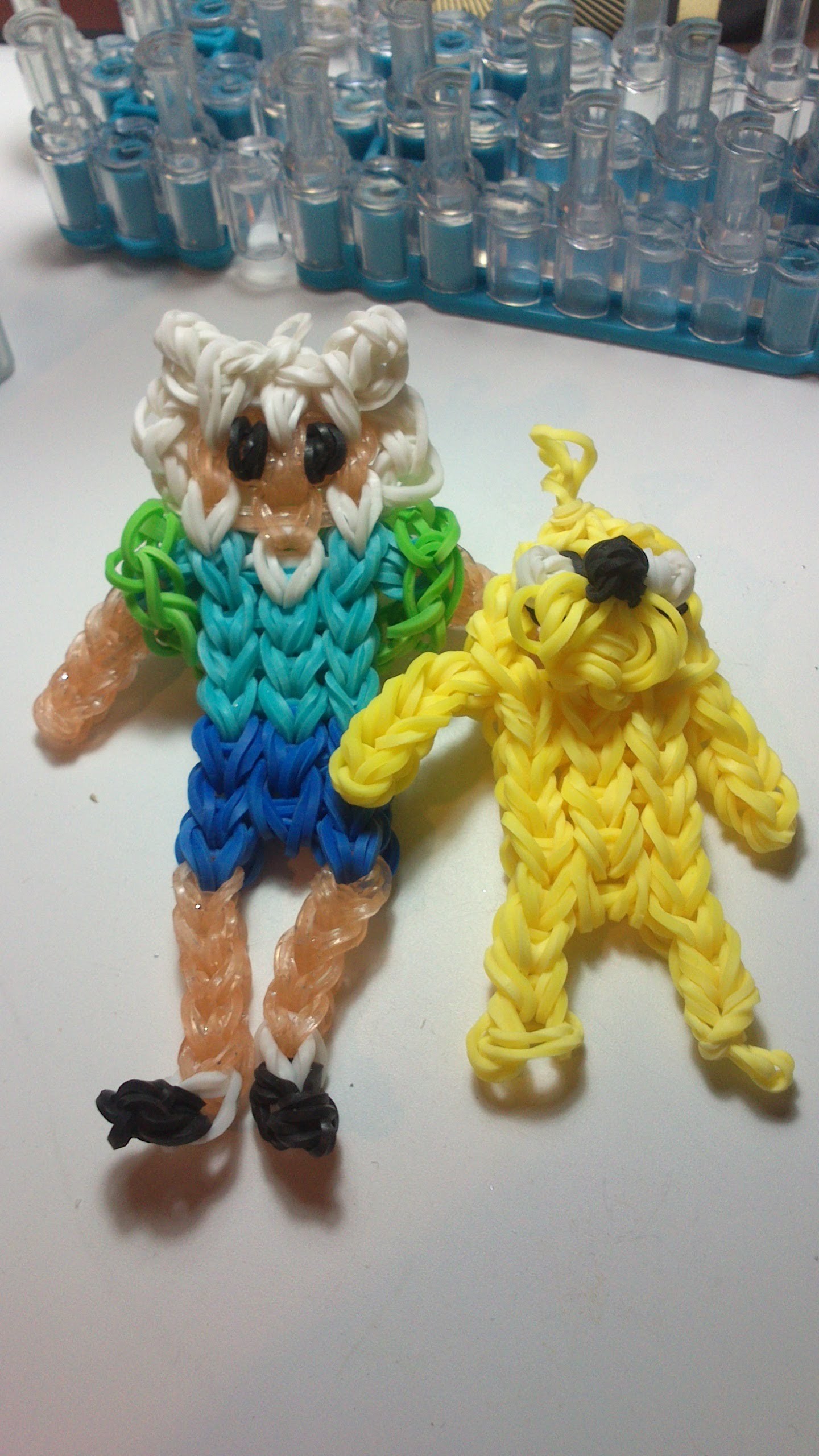 Finn el humano  con gomitas. Finn the Human Adventure Time rainbow loom