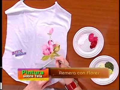Adriana Dadamo - Bienvenidas TV - Pinta sobre tela una remera con flores.