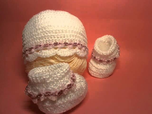 Conjunto de gorrito y botitas color blanco con detalles rosas