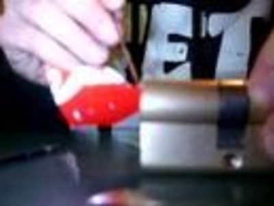 Copia de llave con una lata de refresco.How to copy a key with a coke can