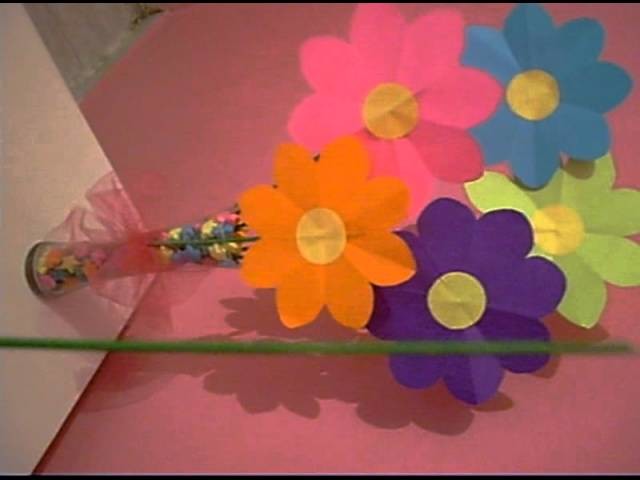 Florero con estrellitas y flores de papel