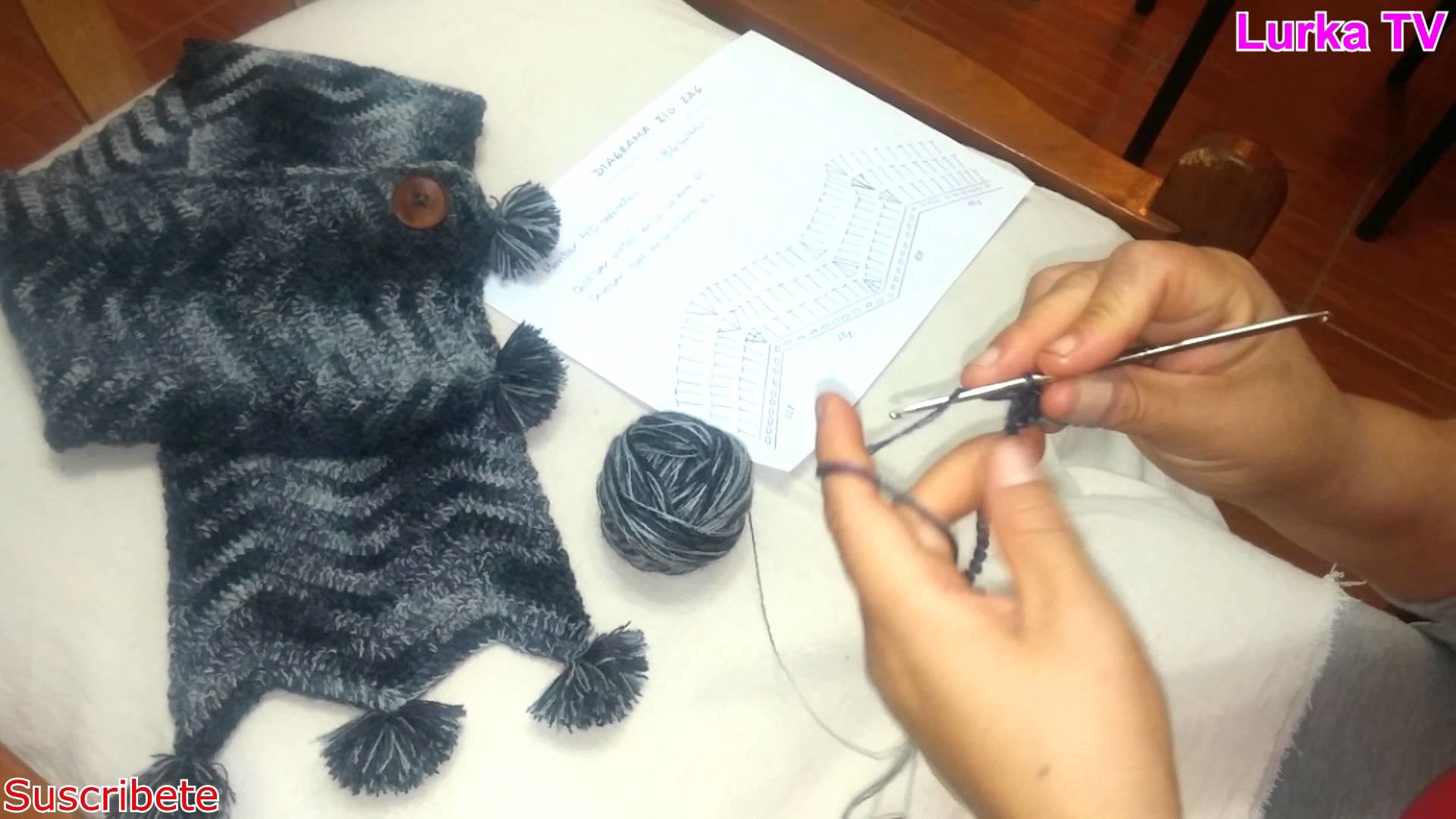 Bufanda tejida a crochet en zig zag con aplicación de pompones parte 01.Crochet scarf woven zigzag
